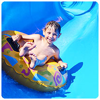 Wasserrutsche im Aqua Paradise Park Wasserrutsche, Canevaworld Resort, Kind