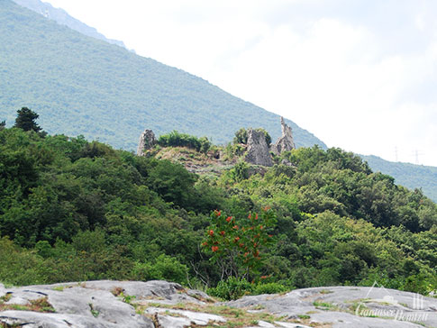 Die Ruine des Castel Penede bei Nago am Gardasee, Italien