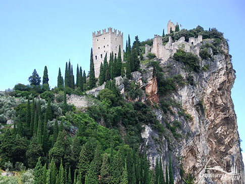 Castello di Arco - Die Burg steht wie ein Adlernest auf dem Felsen über Arco