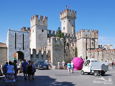 Castello di Sirmione - Eingang zur Altstadt von Sirmione, Gardasee, Italien