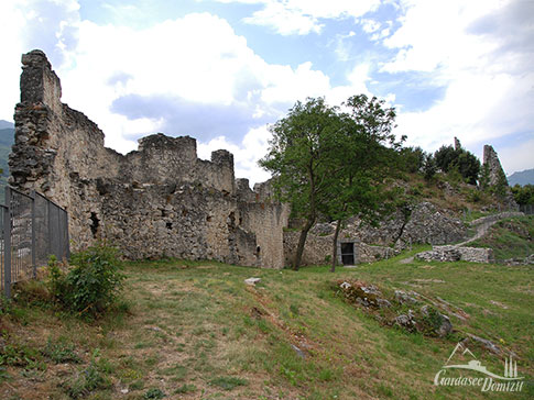 Die Ruine des Castel Penede oberhalb von Torbole am Gardasee, Italien