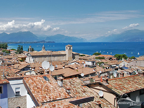 Blick ueber die Daecher von Desenzano del Garda und den suedlichen Gardasee, Italien