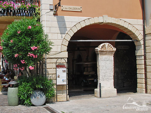 Steinstele zu Ehren von Domizio Calderini, Hafen, Torri del Benaco, Gardasee, Italien