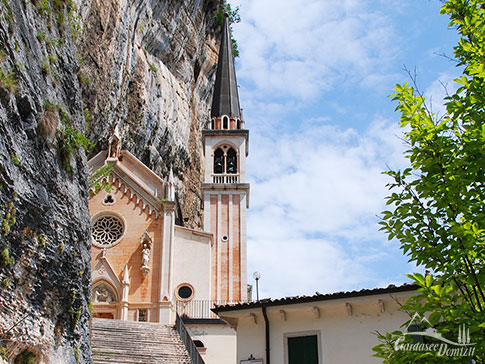 Madonna della Corona - Die Felsenkirche in Spiazzi am Gardasee, Italien