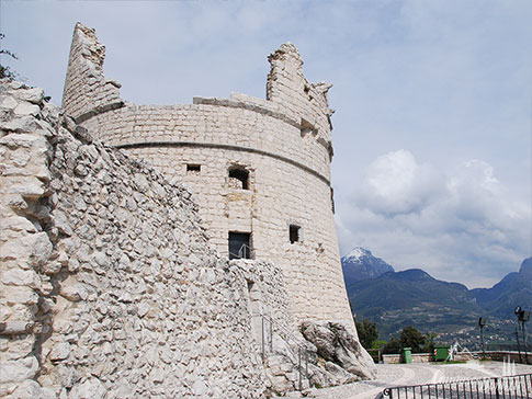 Der beschädigte Festungsturm der Bastione von Riva del Garda am Gardasee