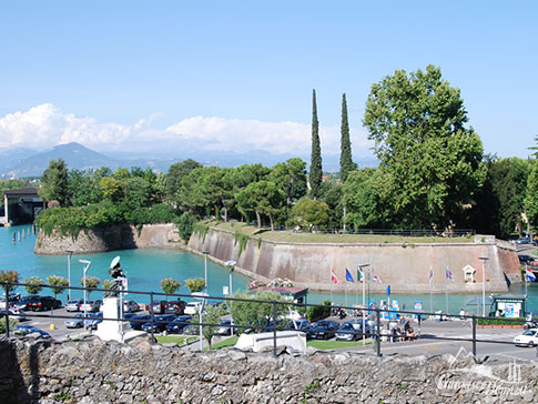 Die dicken Mauern der Zitadelle von Peschiera del Garda am Gardasee, Italien