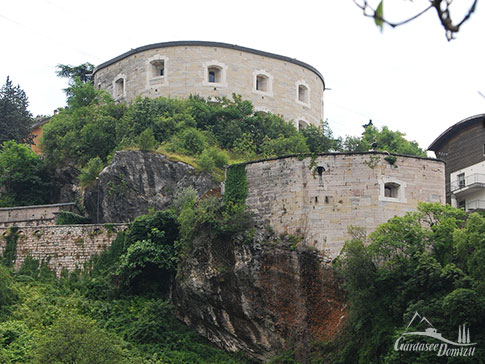 Das Forte di Nago: Auf zwei Etagen am Berg gebaut, Gardasee, Italien