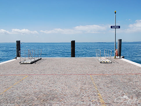 Der Anleger der Faehren der Navigarda in Garda am Gardasee, Italien