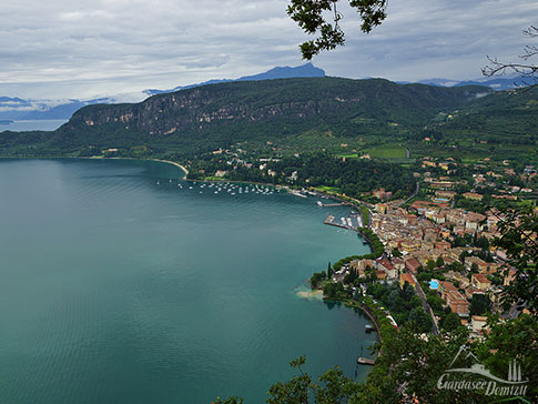 Blick von der Rocca di Garda auf Garda und seine Umgebung am Gardasee, Italien