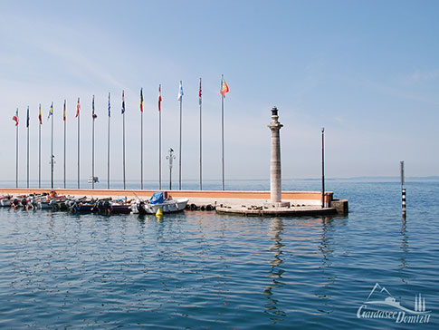 Die Mole am Hafen von Garda am Gardasee, Italien