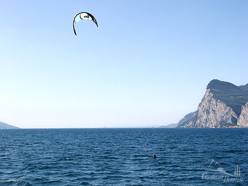 Kitesurfer auf dem Gardasee, Italien