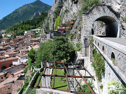 Die Tunnel der Gardesana Occidentale oberhalb von Limone, Gardasee, Italien