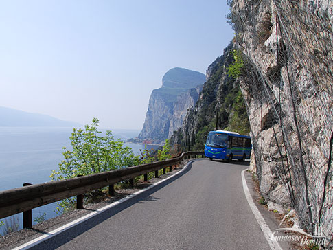 Gardesana Occidentale - Enge Kurven und Gegenverkehr am Westufer des Gardasees, Italien