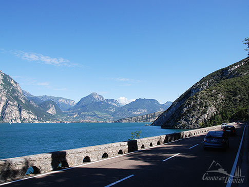 Die Gardesana Orientale mit Blick in Richtung Torbole, Gardasee, Italien