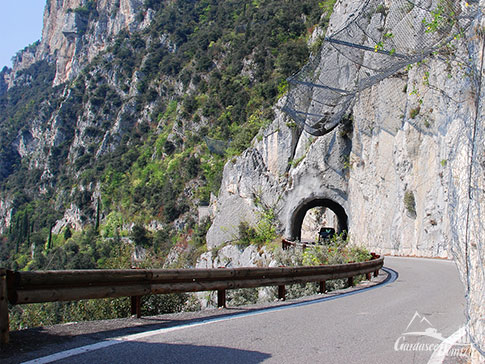 Die Gardesana - Wilde Kurven und Tunnel am Ufer des Gardasees, Italien