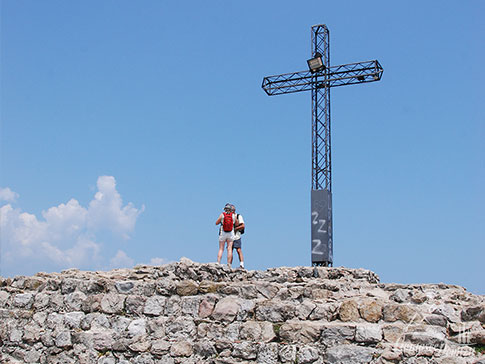 Das Gipfelkreuz auf dem Felsen der Rocca di Manerba am Gardasee, Italien