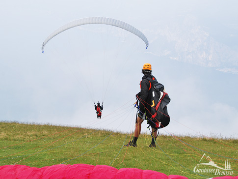 Gleitschirmflieger am Monte Baldo, Gardasee, Italien