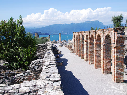 Alte Säulen der Grotten des Catull in Sirmione am Gardasee