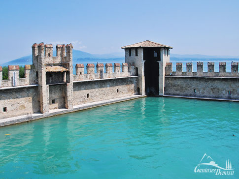 Hafen, Burg von Sirmione am Gardasee, Italien