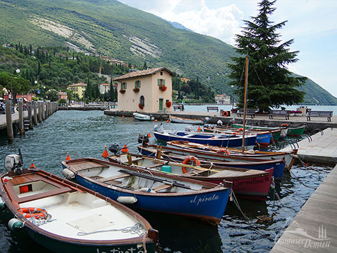 Der kleine Hafen von Torbole mit seinen bunten Fischerbooten, Gardasee Nordufer, Italien