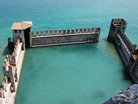 Das Hafenbecken der Burg von Sirmione am Gardasee