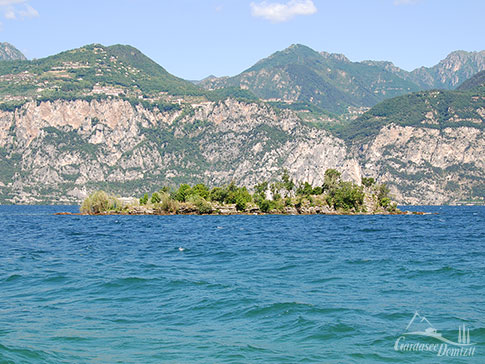 Die Gardasee-Insel Isola degli Olivi bei Malcesine, Italien