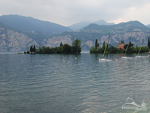 Die Isola del Sogno am Gardaseeufer bei Val di Sogno, Malcesine, Italien