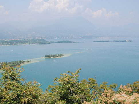 Die Isola San Biagio mit der Isola del Garda im Hintergrund, Gardasee, Italien