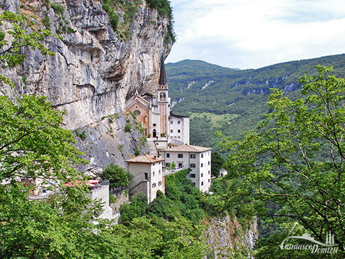 Die Wallfahrtskirche Madonna della Corona, Ostufer Gardasee, Italien