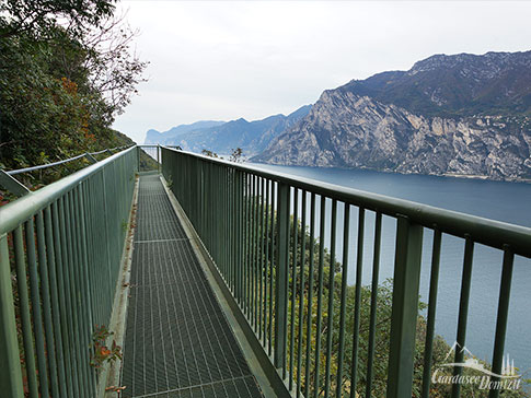 Auf dem Klettersteig Busatte Tempesta mit Blick auf den Gardasee, Italien