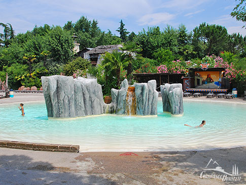 Eine angelegte Lagune im Canevaworld Aquapark am Gardasee, Italien