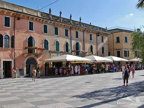 Shopping im Zentrum von Lazise am Gardasee, Italien