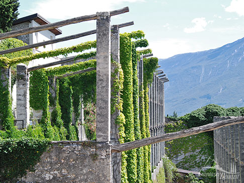 Eine der vielen Limonaien am Westufer des Gardasees, Italien