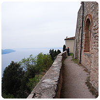 Blick von der Kirche auf den südlichen Gardasee madonna di montecastello, tignale, gardasee