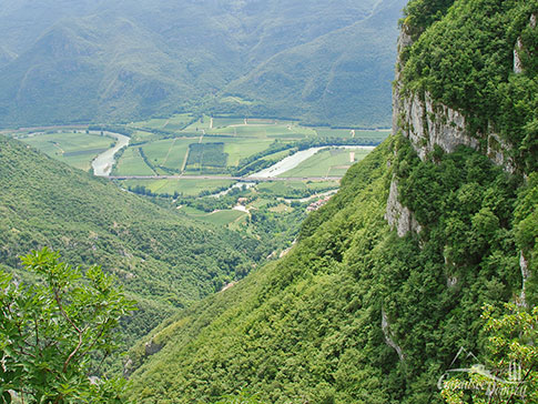 Panoramablick von der Wallfahrtskirche Madonna della Corona ins Etsch-Tal, Gardasee, Italien