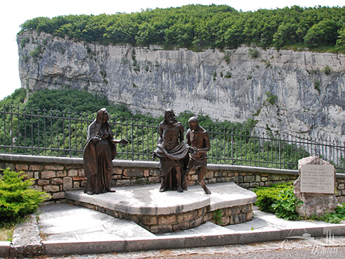 Aufstieg in atemberaubender Kulisse zur Wallfahrtskirche Madonna della Corona, Gardasee, Italien