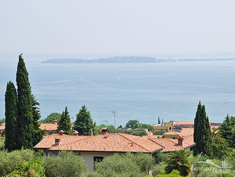 Blick von Moniga nach Sirmione, Moniga del Garda am Gardasee, Italien