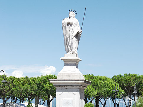 Das Denkmal der heiligen Angela Merici im Zentrum von Desenzano del Garda, Gardasee, Italien