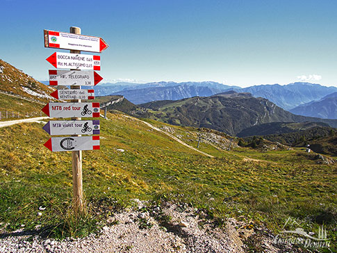 Mountainbike Strecken von der Bergstation der Seilbahn am Monte Baldo, Gardasee, Italien