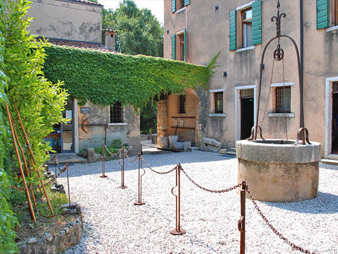 Brunnen der Burg von Torri del Benaco am Gardasee, Italien