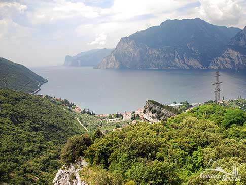 Blick von Nago auf Torbole und den Gardasee, Italien