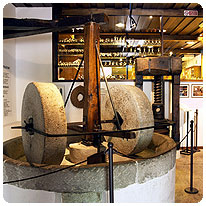 Eine alte Ölmühle im Olivenölmuseum von Cisano Oelpresse, Museum, Cisano, Gardasee