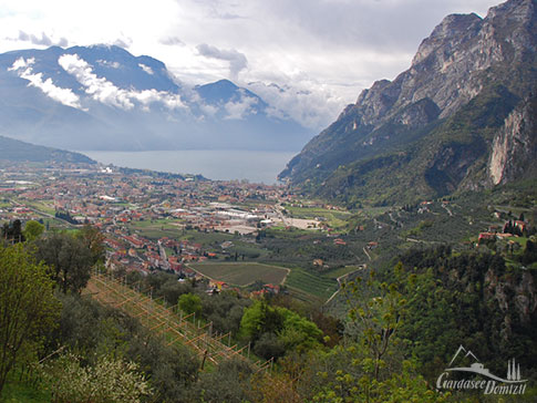 Panoramablick von Tenno auf Riva und das Nordufer des Gardasees, Italien