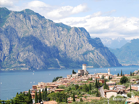 Blick von der Panoramastrasse auf Malcesine und den Gardasee, Italien