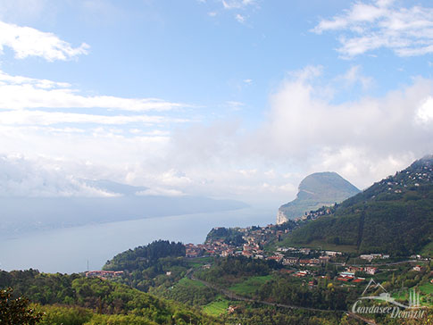 Blick von der Panoramastrasse ueber Tremosine und den Gardasee, Italien