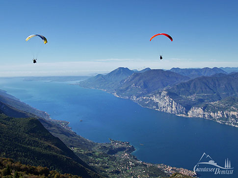 Paraglider, Gleitschirmflieger, Monte Baldo, Gardasee, Italien
