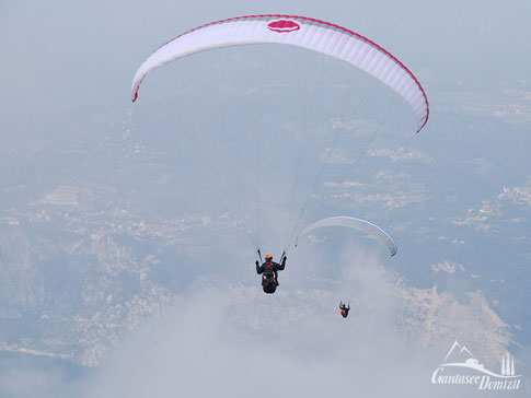 Paraglider am Monte Baldo, Gardasee, Italien