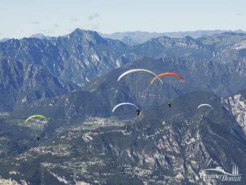 Paragliding/ Gleitschirmfliegen am Gardasee, Italien