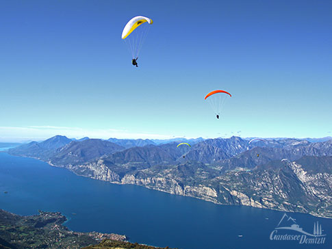 Paraglider ueber dem Gardasee, Italien