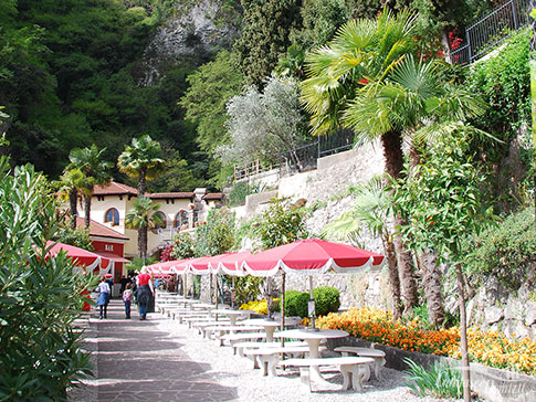 Farbenfroh blühen die Pflanzen im Parco Grotta Cascata Varone